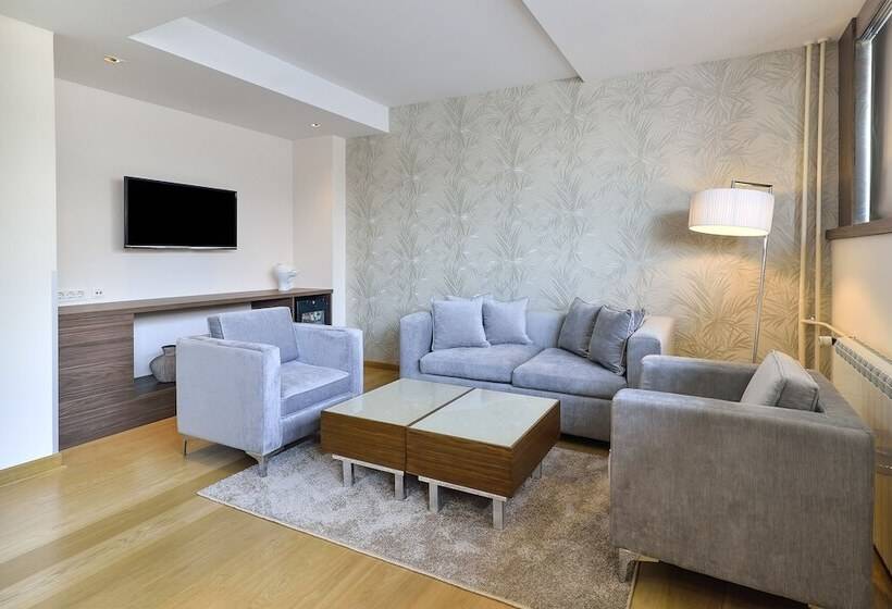 مجموعه ویستا شهر, Belgrade Art Hotel, A Member Of Radisson Individuals