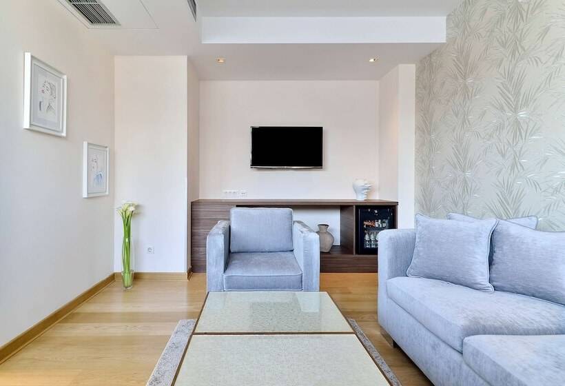 مجموعه ویستا شهر, Belgrade Art Hotel, A Member Of Radisson Individuals