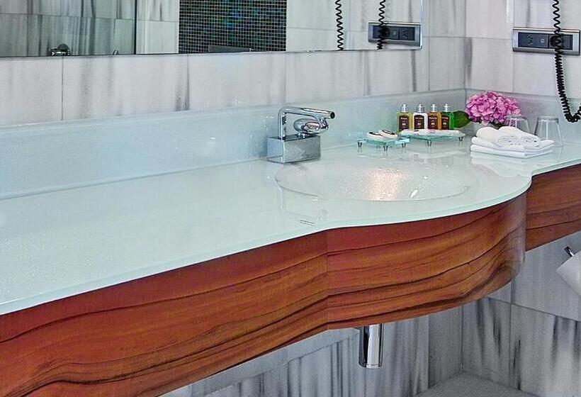 اتاق استاندارد با بالکن و چشم‌انداز دریا, Biz Cevahir Hotel Sultanahmet