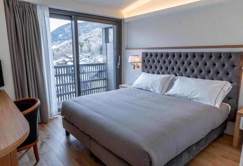 סוויטה משפחתית, Cristallo Club