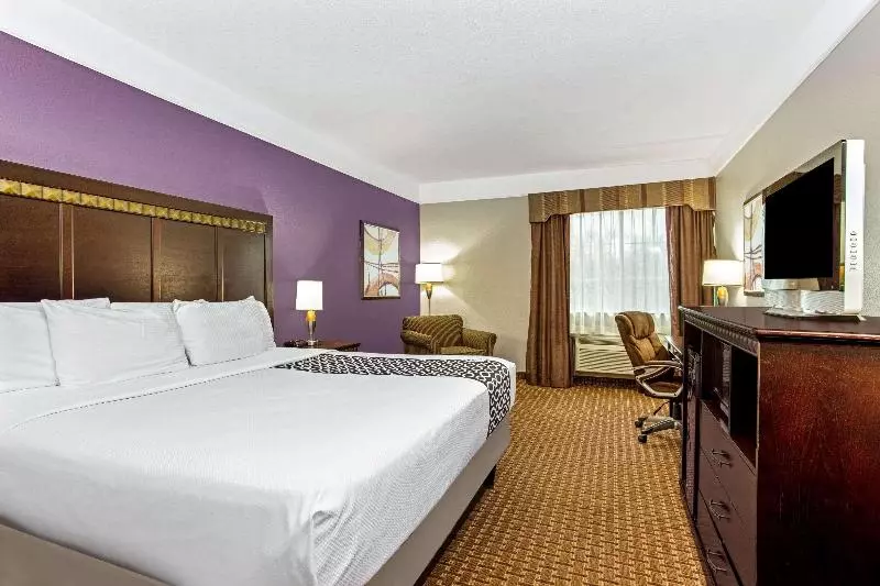 Standard-huone King-vuode, La Quinta Inn & Suites By Wyndham Cleburne