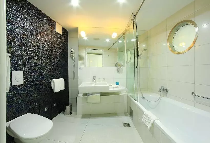 Deniz Manzaralı Balkonlu Superior Oda, Luxe