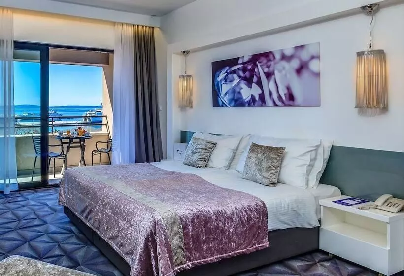 Deniz Manzaralı Balkonlu Superior Oda, Luxe