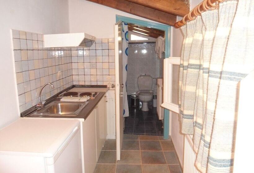 スタンダードスタジオ, Villa Yannis