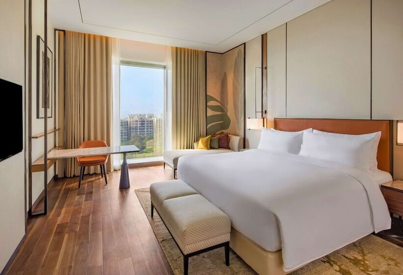 غرفة سوبيريور مطلة على حمام السباحة, Radisson Blu Hotel & Spa, Nashik