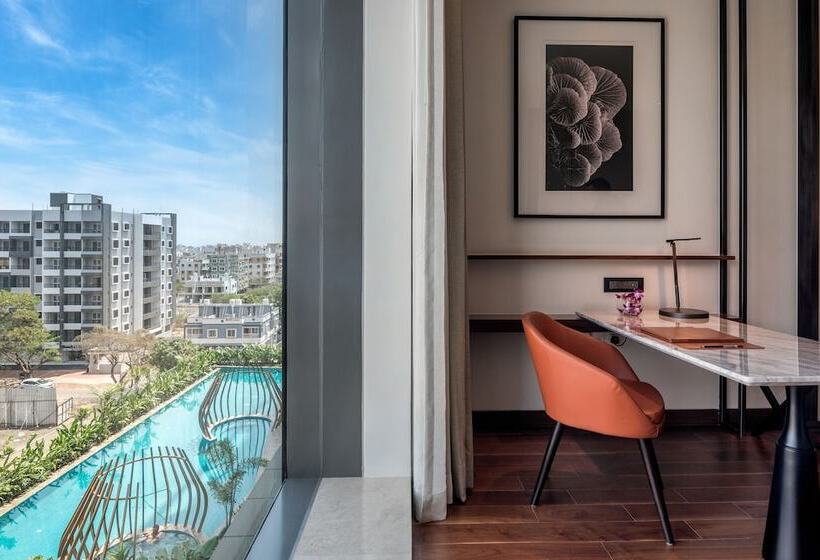 غرفة سوبيريور مطلة على حمام السباحة, Radisson Blu Hotel & Spa, Nashik