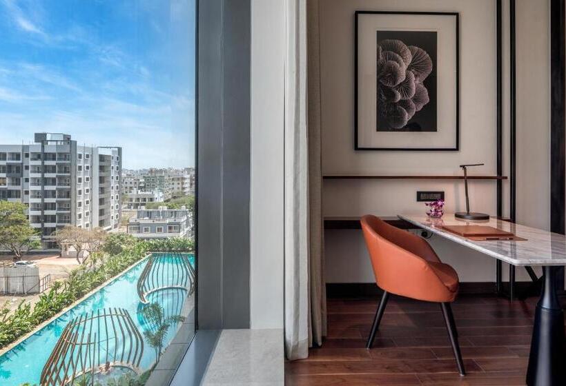 غرفة سوبيريور مطلة على حمام السباحة, Radisson Blu Hotel & Spa, Nashik