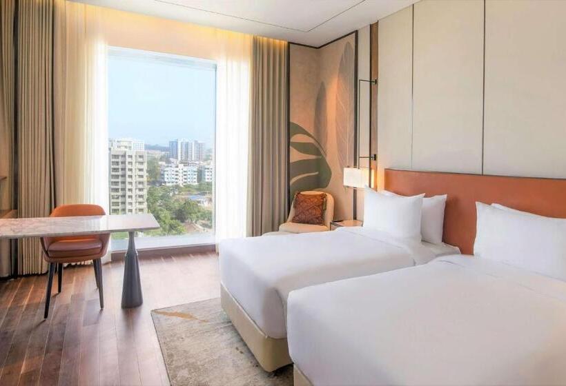 غرفة سوبيريور مطلة على حمام السباحة, Radisson Blu Hotel & Spa, Nashik