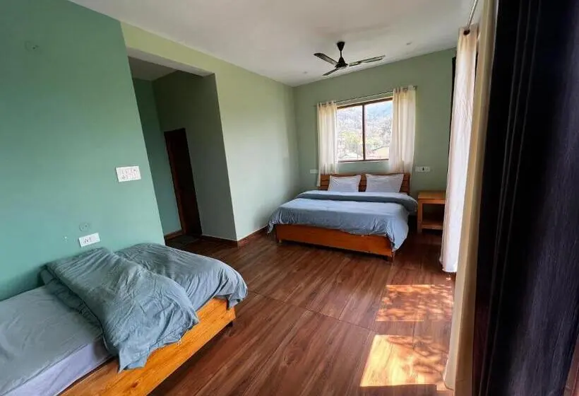 Quarto Triplo Standard com Balcão, Flyscape