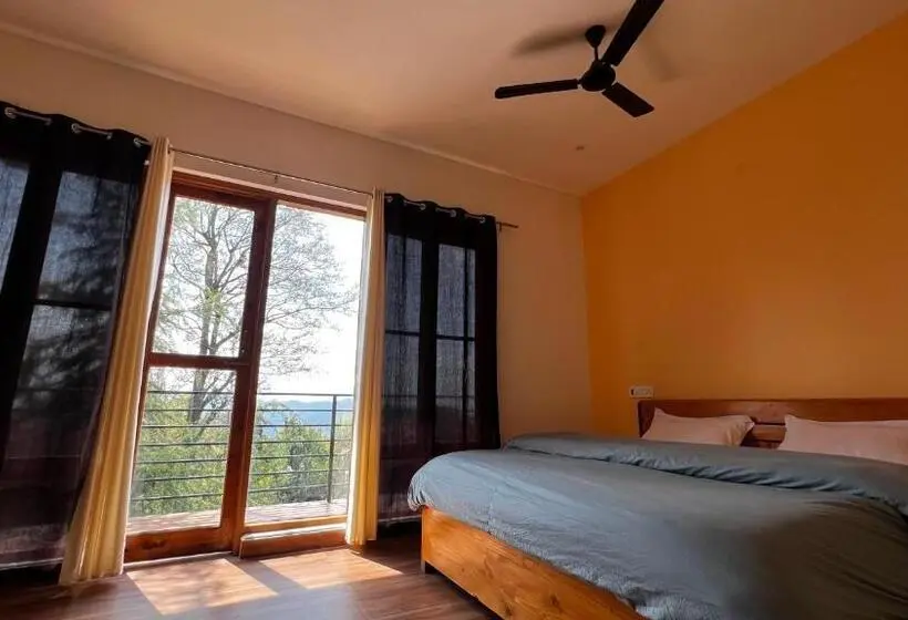 Quarto Triplo Standard com Balcão, Flyscape