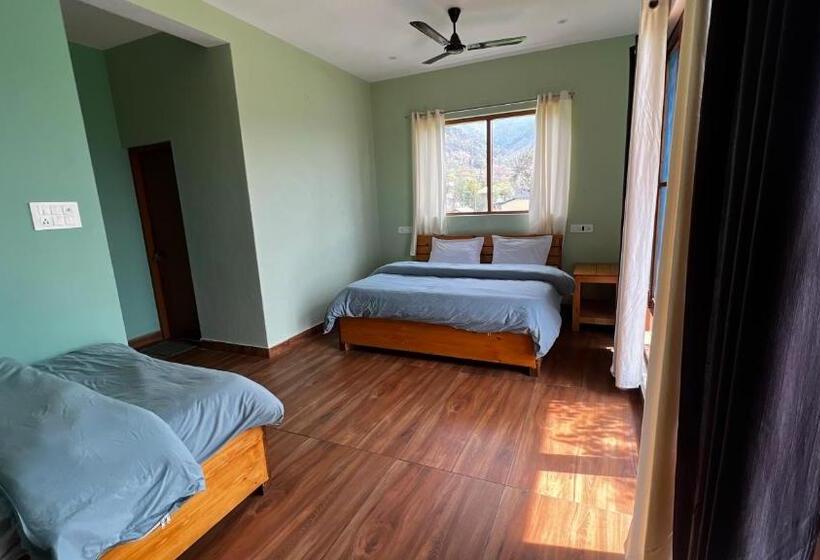 带阳台的三人标准间, Flyscape