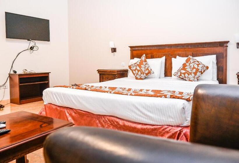 סוויטת ג'וניור, سيلين الفيصلية Celine Al Faisaliah