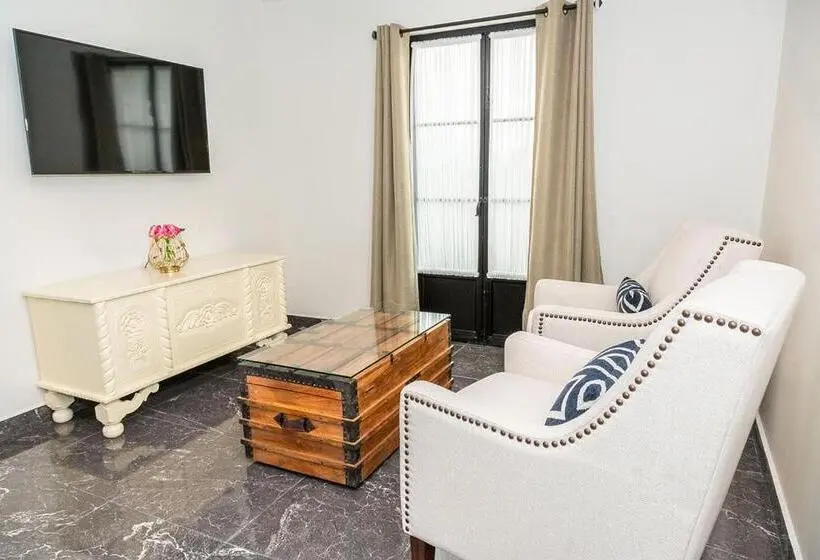 Suite Deluxe, Danini