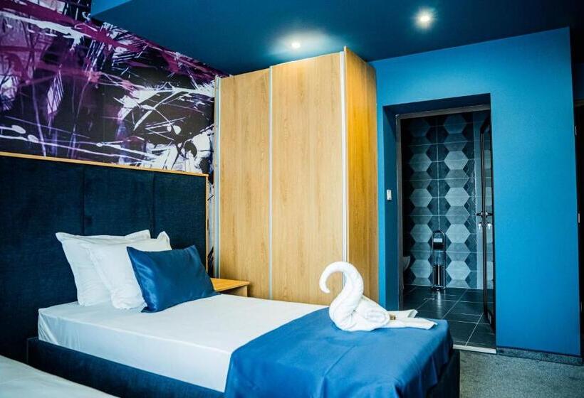 חדר יחיד עם טרסה, Impuls