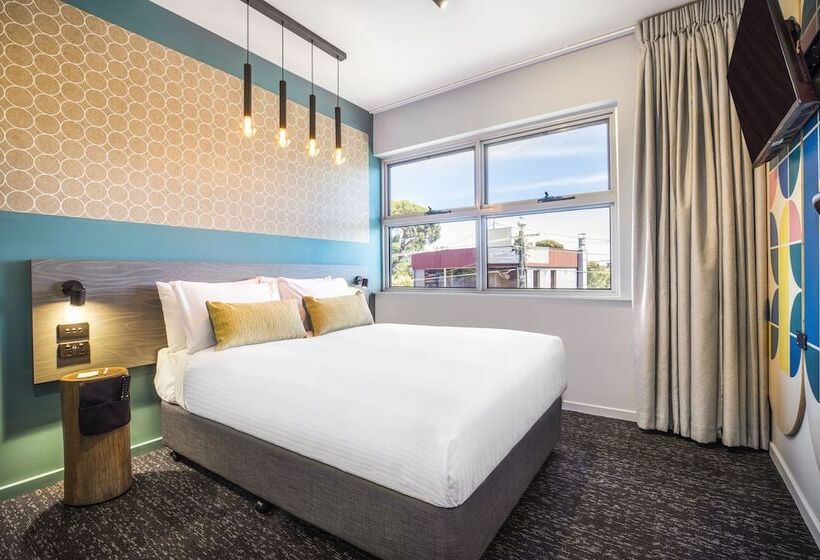스탠다드 스튜디오, Royal Hotel By Nightcap Social