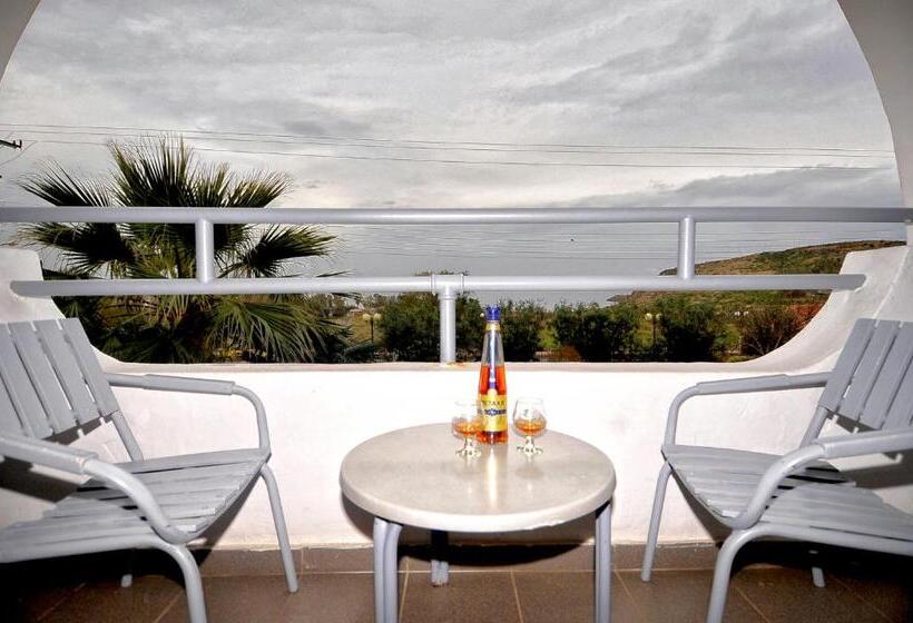 バルコニー付きスタンダードトリプルルーム, Karteros