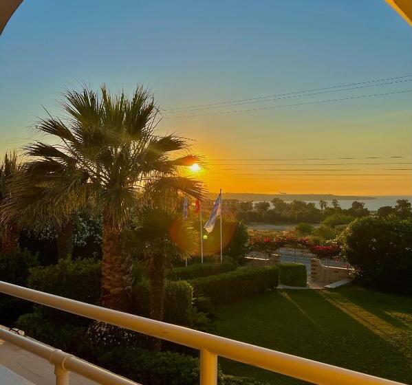 オーシャンビュースタンダードルームバルコニー付き, Karteros