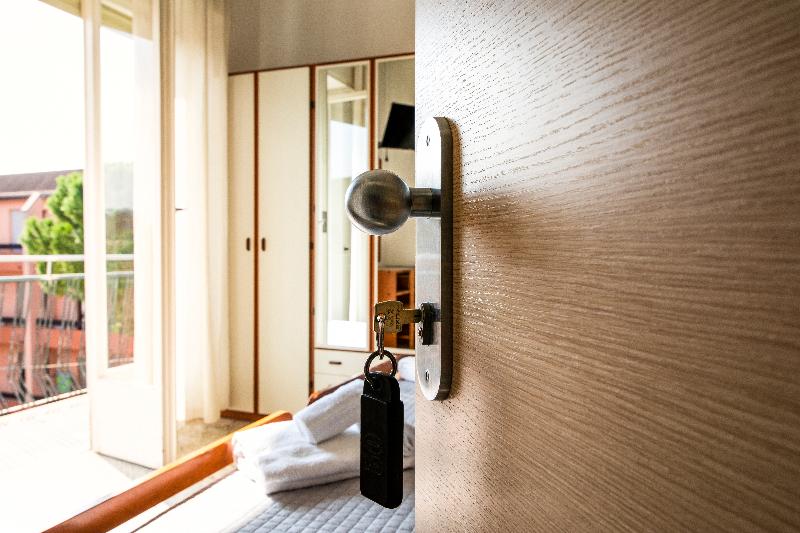 اتاق استاندارد سه نفره, Ausonia