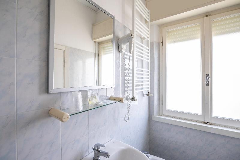 اتاق استاندارد سه نفره, Ausonia