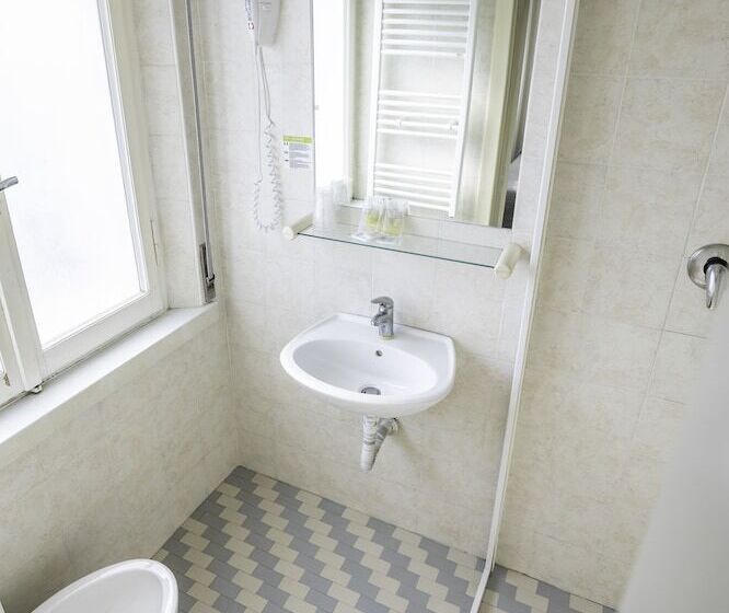 اتاق استاندارد سه نفره, Ausonia