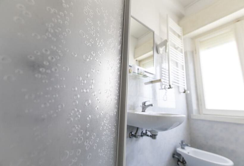 اتاق استاندارد چهار تخته, Ausonia