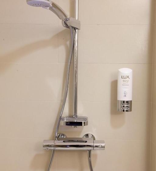 غرفة قياسية, Breaking Business