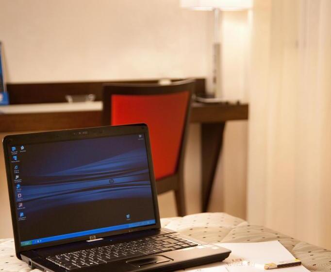 غرفة قياسية, Breaking Business