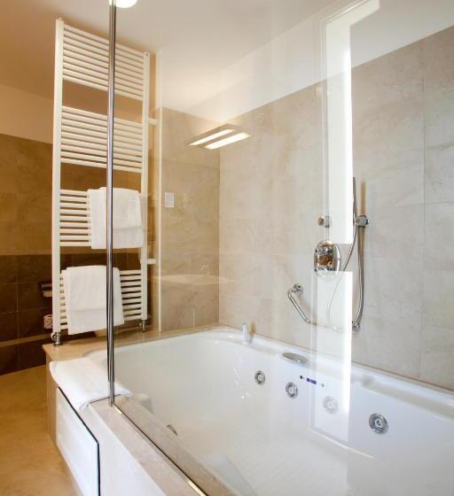 جناح جونيور, Breaking Business