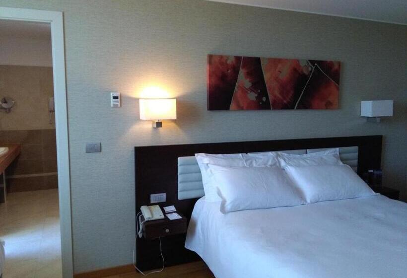 غرفة قياسية ثلاثية, Breaking Business