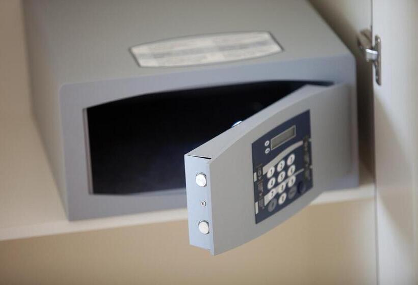 غرفة قياسية ثلاثية, Breaking Business