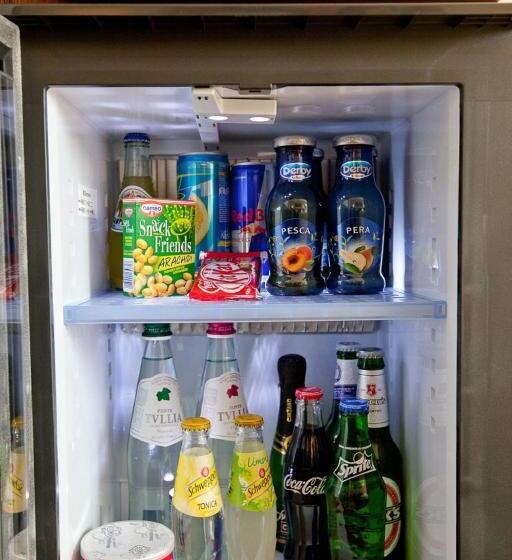 غرفة قياسية ثلاثية, Breaking Business