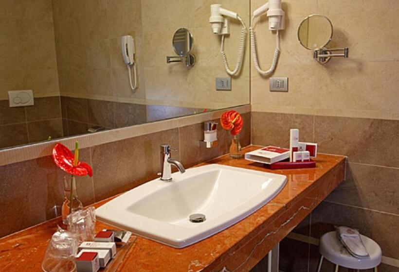 غرفة قياسية رباعية, Breaking Business