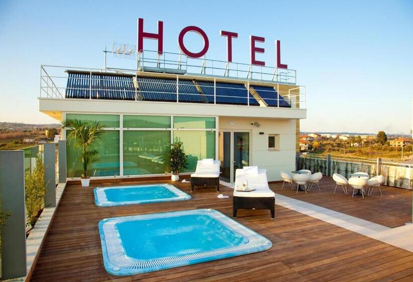 غرفة قياسية مزودة بجاكوزى, Breaking Business