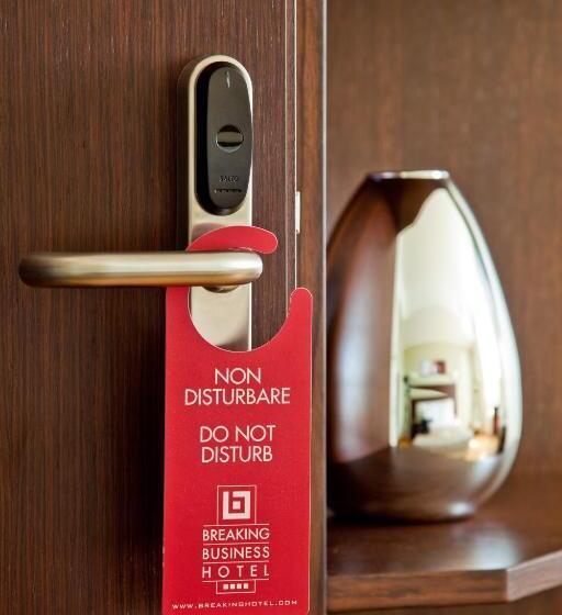 غرفة قياسية مزودة بجاكوزى, Breaking Business