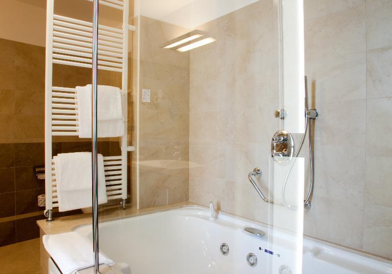 غرفة قياسية رباعية, Breaking Business