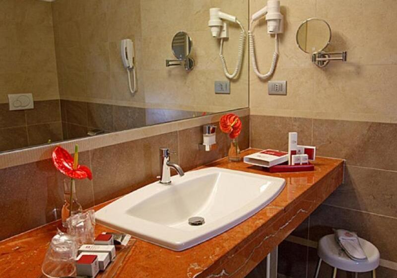 غرفة قياسية, Breaking Business