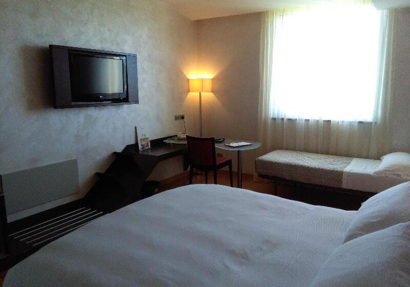 غرفة قياسية ثلاثية, Breaking Business