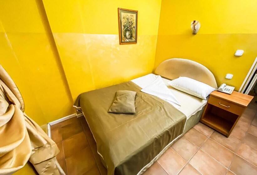 اتاق اکونومی, Garni Rimski