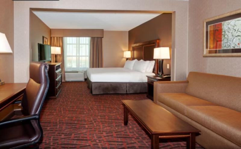 带大床的套房, Holiday Inn Express Hotel & Suites Cheyenne, An Ihg