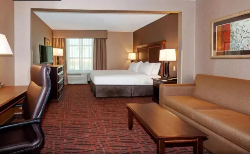 キングサイズベッドのスイートルーム, Holiday Inn Express Hotel & Suites Cheyenne, An Ihg
