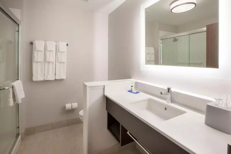 سوئیت برای معلولان, Holiday Inn Express Fresno River Park Highway 41, An Ihg