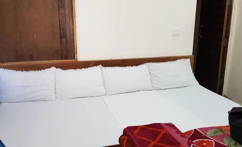 デラックスの４人部屋, Budget Stay Between The Hills