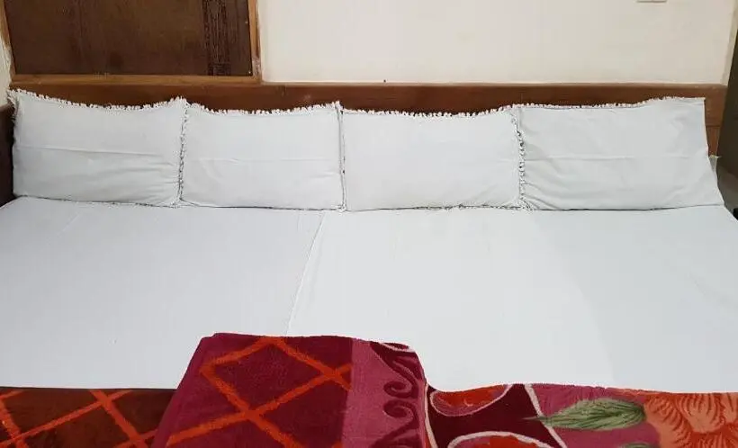 デラックスの４人部屋, Budget Stay Between The Hills