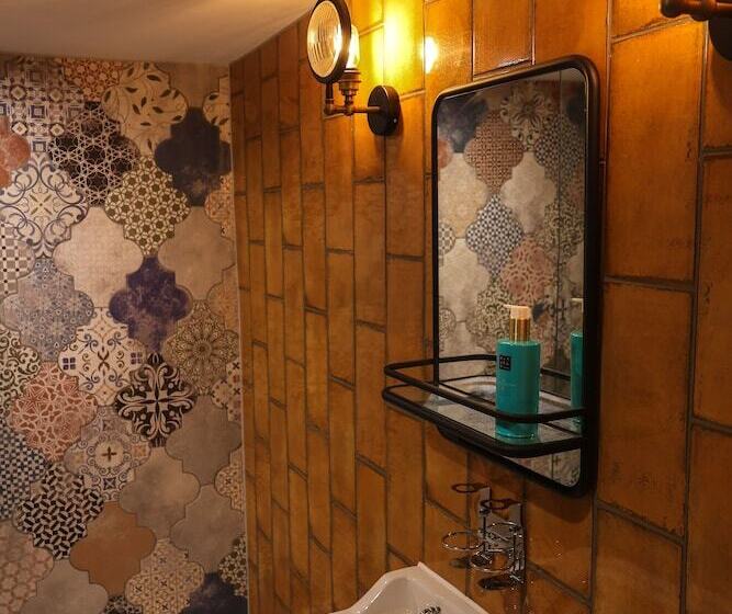 اتاق عادی, The Turks Head