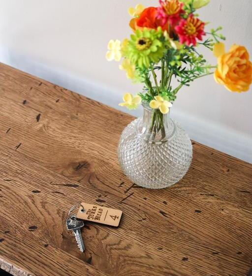 اتاق عادی, The Turks Head