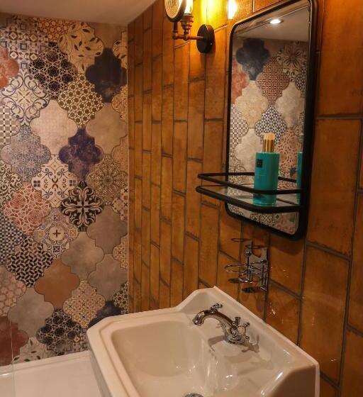 اتاق عادی, The Turks Head