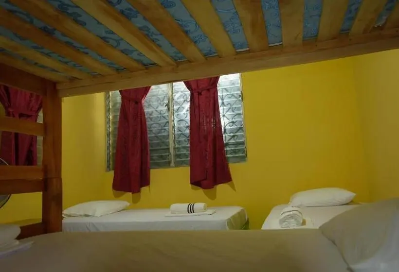 اتاق چهار تخته با دستشویی مشترک, Hostal Fachente