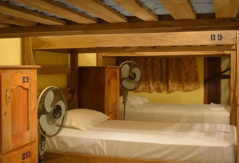 اتاق چهار تخته با دستشویی مشترک, Hostal Fachente