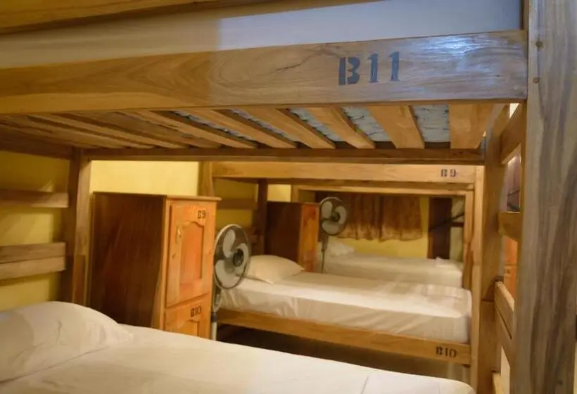 اتاق چهار تخته با دستشویی مشترک, Hostal Fachente