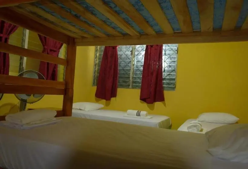 اتاق چهار تخته با دستشویی مشترک, Hostal Fachente